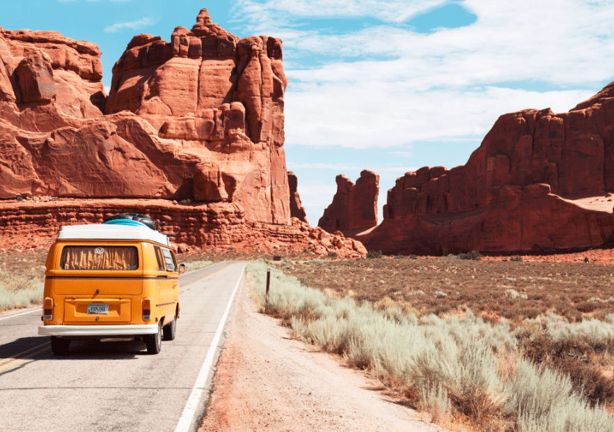 Van jaune en voyage sur des routes aux États-Unis