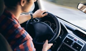 homme qui conduit une voiture