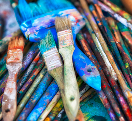 Pinceaux recouverts de couleurs