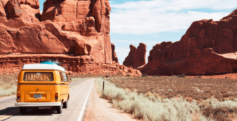 Van jaune en voyage sur des routes aux États-Unis